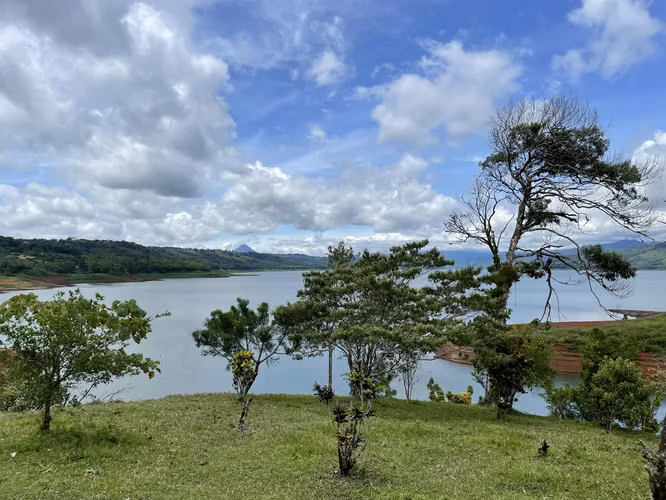 Venta de terreno en Nuevo Arenal con acceso al Lago y vista al Volcán