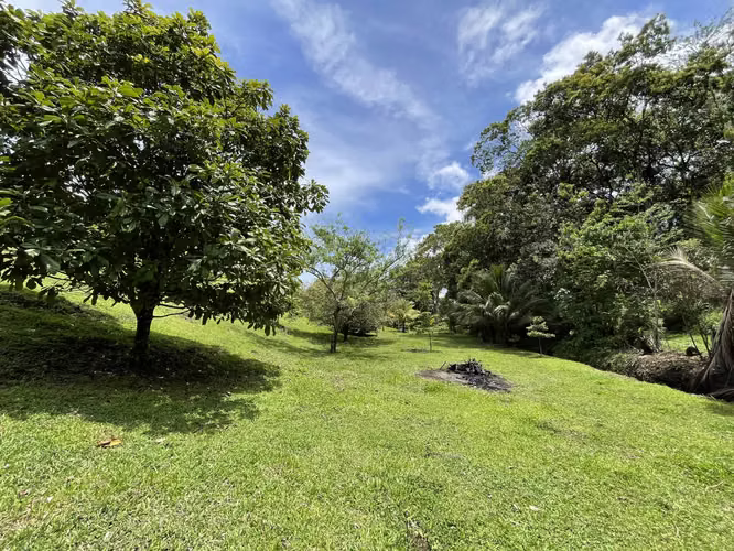 Venta de terreno en Nuevo Arenal con acceso al Lago y vista al Volcán