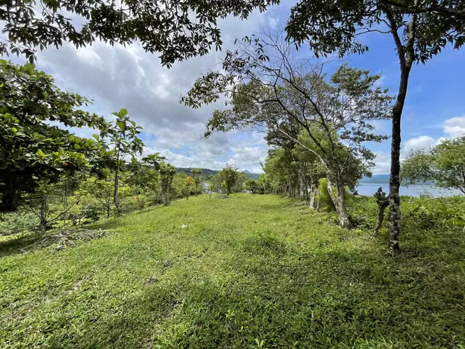 Venta de terreno en Nuevo Arenal con acceso al Lago y vista al Volcán
