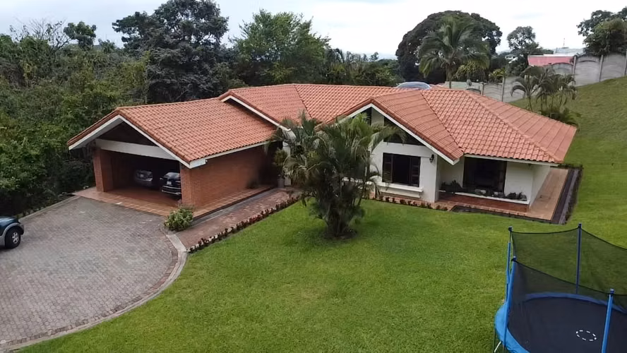 Casa en venta en Grecia, con piscina, rancho, pozo agua