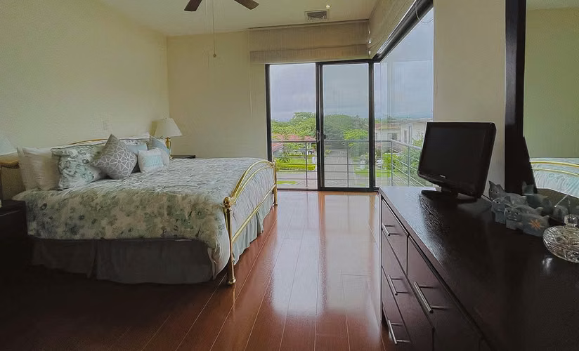 VENTA DE CASA CONTEMPORÁNEA CON PISCINA - SANTA ANA - Imagen 12