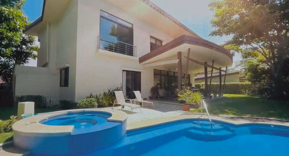VENTA DE CASA CONTEMPORÁNEA CON PISCINA - SANTA ANA - Imagen 4