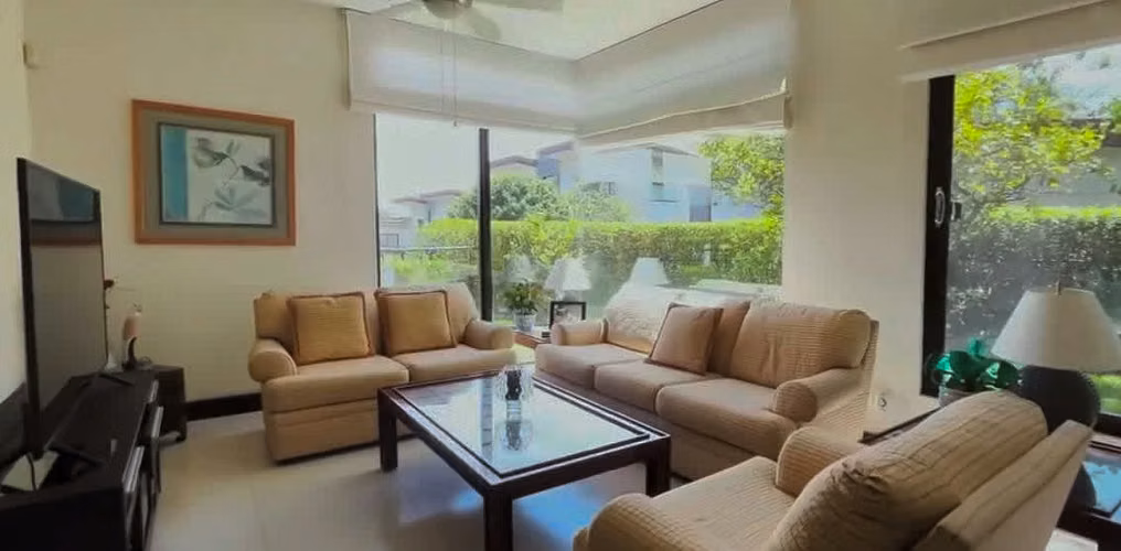 VENTA DE CASA CONTEMPORÁNEA CON PISCINA - SANTA ANA - Imagen 9
