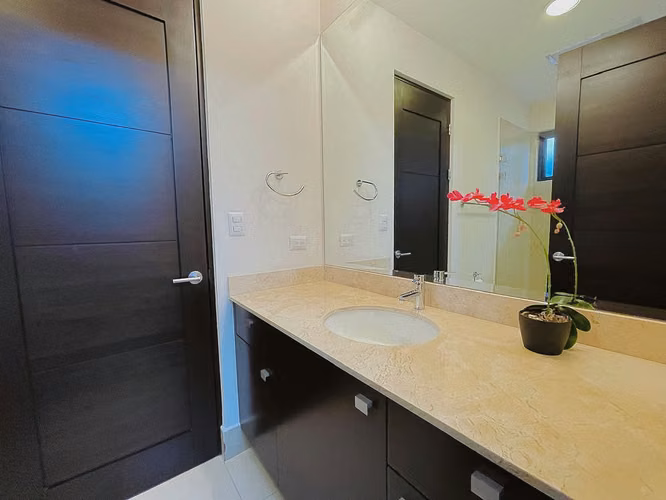 VENTA DE CASA CONTEMPORÁNEA CON PISCINA - SANTA ANA - Imagen 17