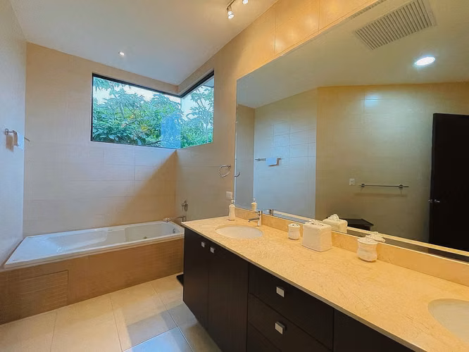 VENTA DE CASA CONTEMPORÁNEA CON PISCINA - SANTA ANA - Imagen 6