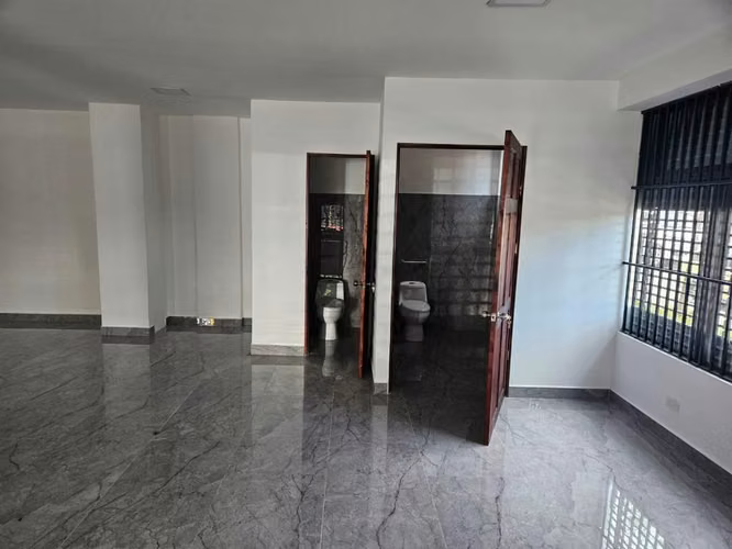 Espacioso local comercial con excelente ubicación - Imagen 2