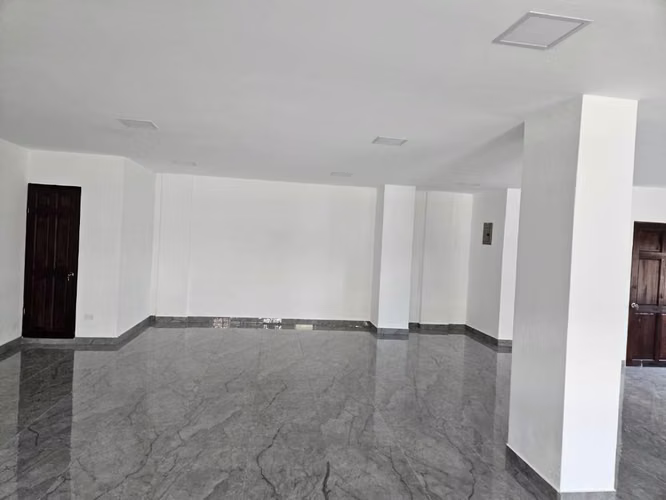 Espacioso local comercial con excelente ubicación - Imagen 3