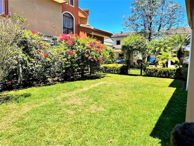 CASA DE DOS PLANTAS, CONDOMINIO ALBACETE