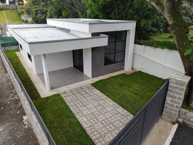 Casa en venta en Atenas, nueva y segura