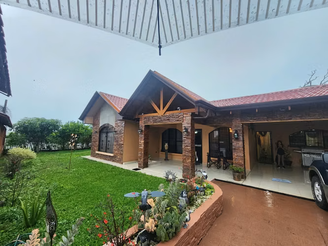 Casa en venta en Grecia, confortable y elegante
