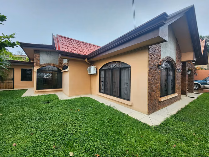 Casa en venta en Grecia, confortable y elegante