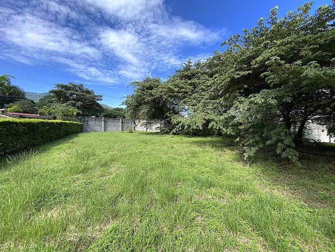 Venta Lote Esquinero, Plano, 1640 m2, Condominio Santa Ana 14137