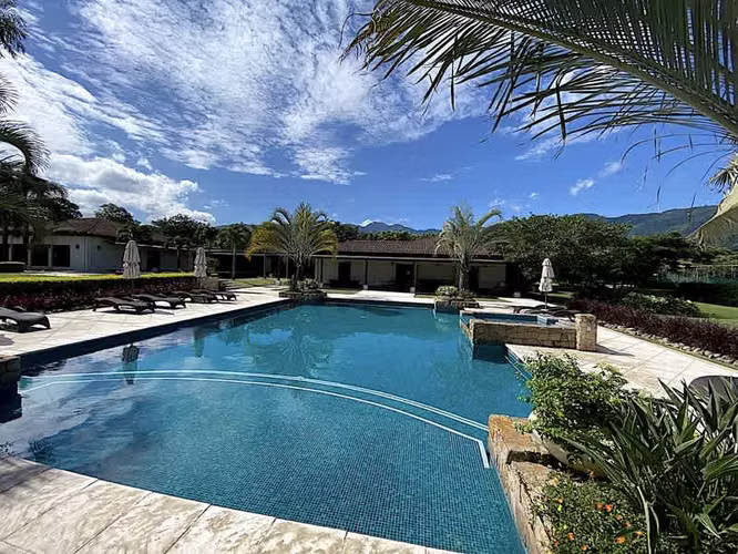 Venta Lote Esquinero, Plano, 1640 m2, Condominio Santa Ana 14137