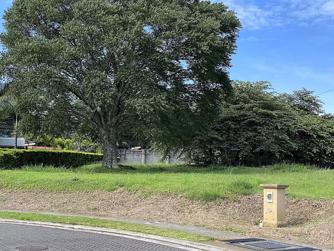 Venta Lote Esquinero, Plano, 1640 m2, Condominio Santa Ana 14137