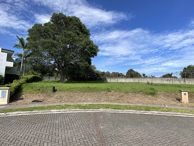 Venta Lote Esquinero, Plano, 1640 m2, Condominio Santa Ana 14137