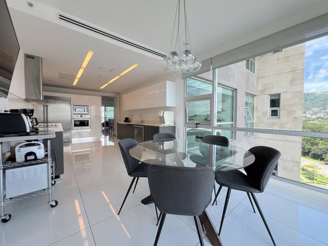 En Venta: Lujoso Apartamento de 4 Habitaciones y 3.5 Baños en Central Park, Escazú 22116
