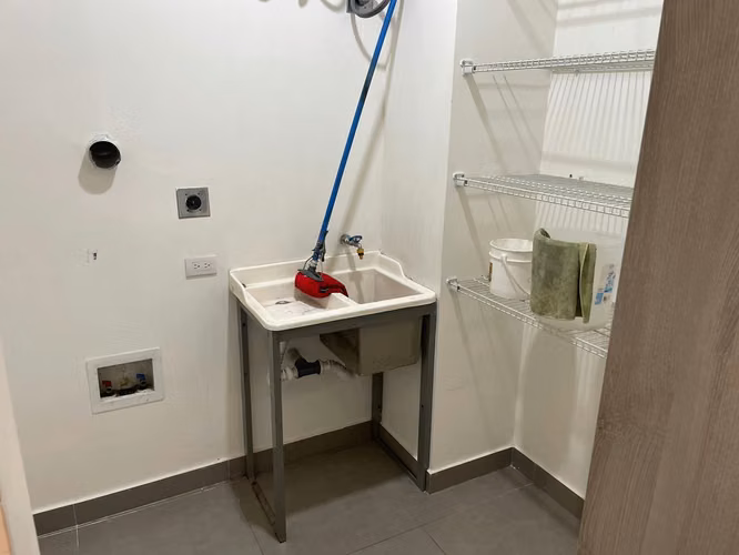 SE VENDE APARTAMENTO EN EXCLUSIVA TORRE (PINARES, CURRIDABAT)