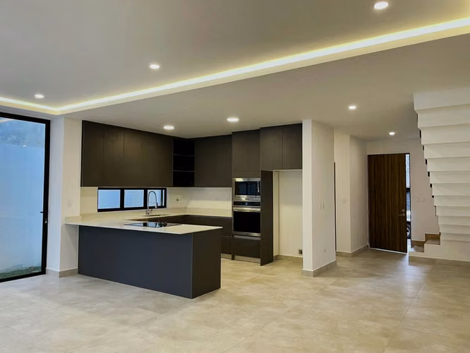 VENTA DE CASA NUEVA - SANTA ANA - Imagen 1