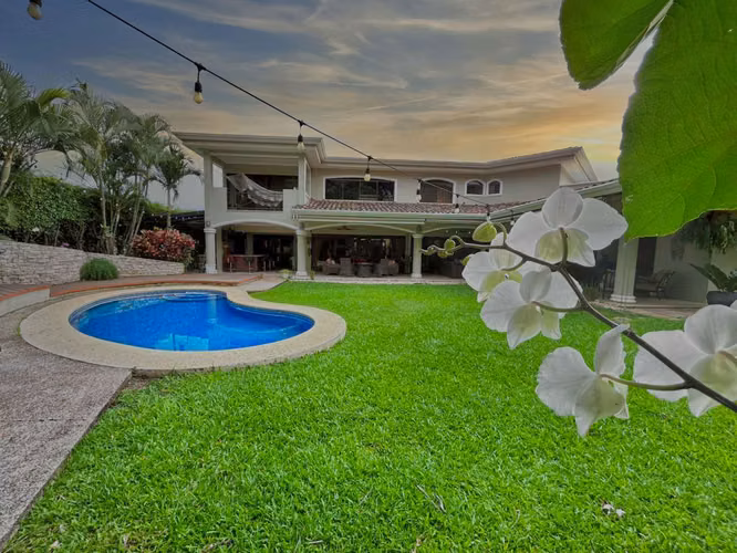 LUXURY HOME SALE - SANTA ANA, CUTE