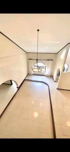 Escazú en Venta Hermosa Casa 6 HAB  Espacio de parqueo 10 carros - Imagen 11