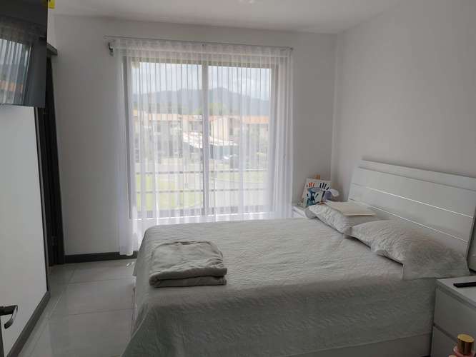Venta de lujosa casa con piscina, 4 dormitorios, 4 parqueos en Condominio Floresta.