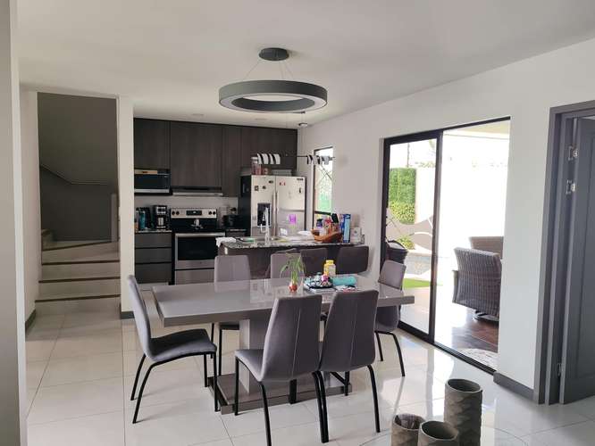 Venta de lujosa casa con piscina, 4 dormitorios, 4 parqueos en Condominio Floresta.