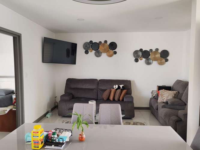 Venta de lujosa casa con piscina, 4 dormitorios, 4 parqueos en Condominio Floresta.