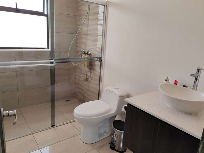 Venta de lujosa casa con piscina, 4 dormitorios, 4 parqueos en Condominio Floresta.