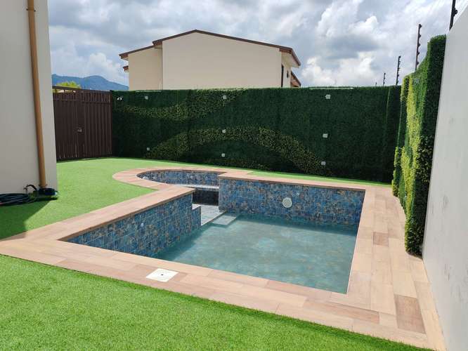 Venta de lujosa casa con piscina, 4 dormitorios, 4 parqueos en Condominio Floresta.