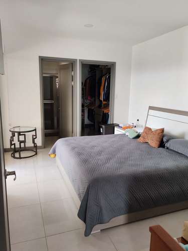 Venta de lujosa casa con piscina, 4 dormitorios, 4 parqueos en Condominio Floresta.