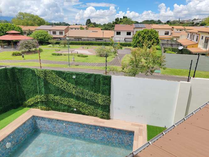 Venta de lujosa casa con piscina, 4 dormitorios, 4 parqueos en Condominio Floresta.