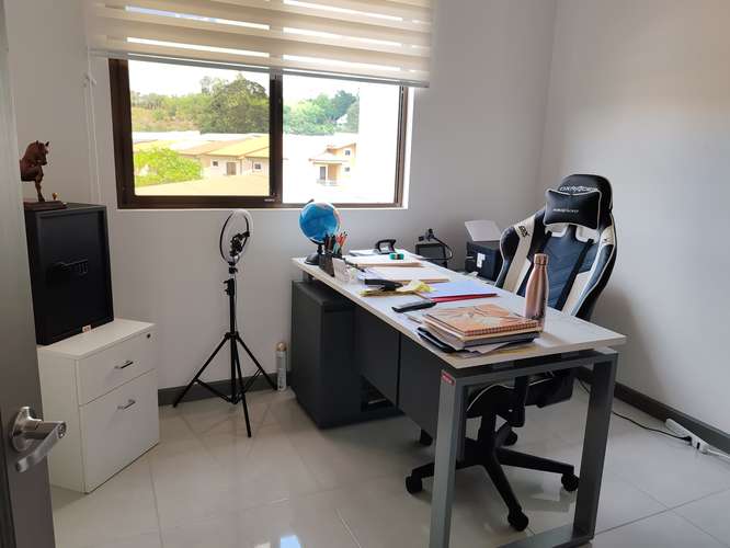 Venta de lujosa casa con piscina, 4 dormitorios, 4 parqueos en Condominio Floresta.