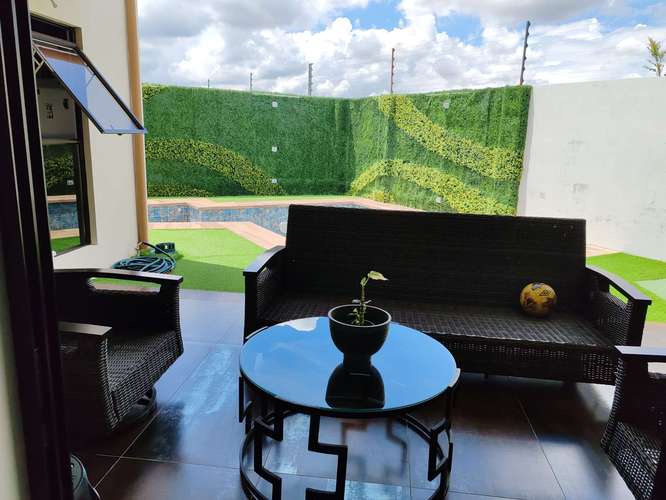 Venta de lujosa casa con piscina, 4 dormitorios, 4 parqueos en Condominio Floresta.