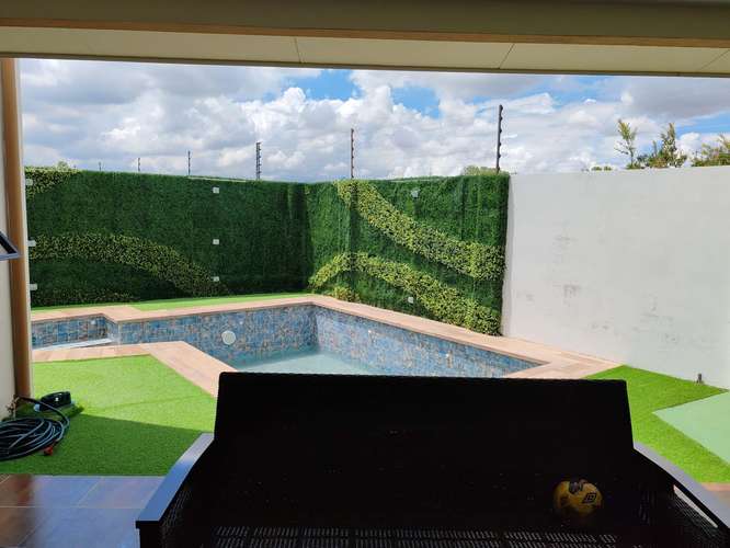 Venta de lujosa casa con piscina, 4 dormitorios, 4 parqueos en Condominio Floresta.