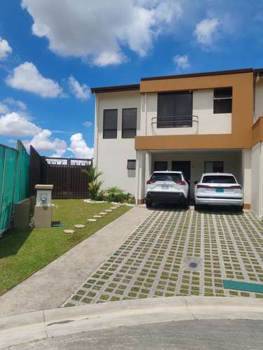 Venta de lujosa casa con piscina, 4 dormitorios, 4 parqueos en Condominio Floresta.