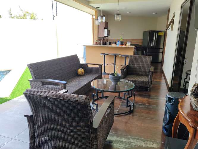 Venta de lujosa casa con piscina, 4 dormitorios, 4 parqueos en Condominio Floresta.