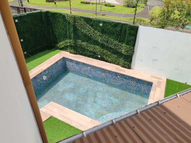 Venta de lujosa casa con piscina, 4 dormitorios, 4 parqueos en Condominio Floresta.