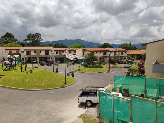 Venta de lujosa casa con piscina, 4 dormitorios, 4 parqueos en Condominio Floresta.