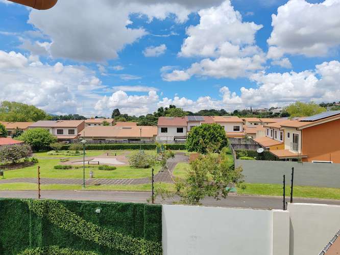 Venta de lujosa casa con piscina, 4 dormitorios, 4 parqueos en Condominio Floresta.