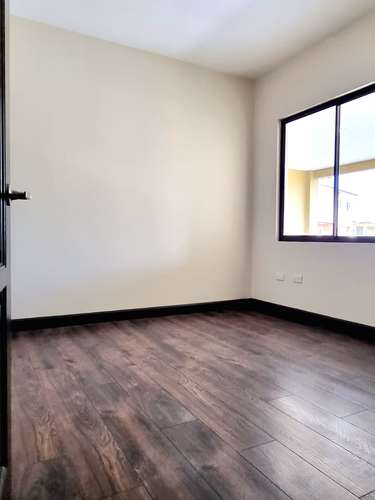 Hermosa casa de una planta, 3 dormitorios, 4 parqueos, 200m2 en Condominio Floresta.