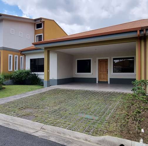 Hermosa casa de una planta, 3 dormitorios, 4 parqueos, 200m2 en Condominio Floresta.