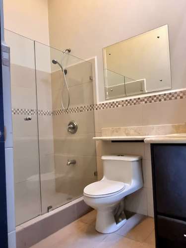 Hermosa casa de una planta, 3 dormitorios, 4 parqueos, 200m2 en Condominio Floresta.