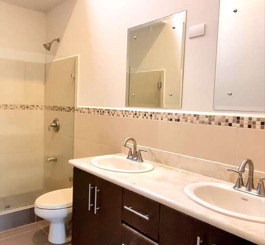 Hermosa casa de una planta, 3 dormitorios, 4 parqueos, 200m2 en Condominio Floresta.