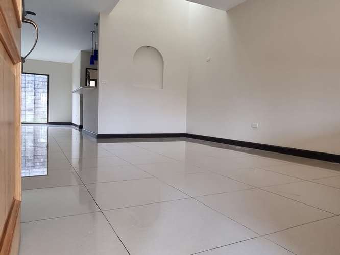 Hermosa casa de una planta, 3 dormitorios, 4 parqueos, 200m2 en Condominio Floresta.