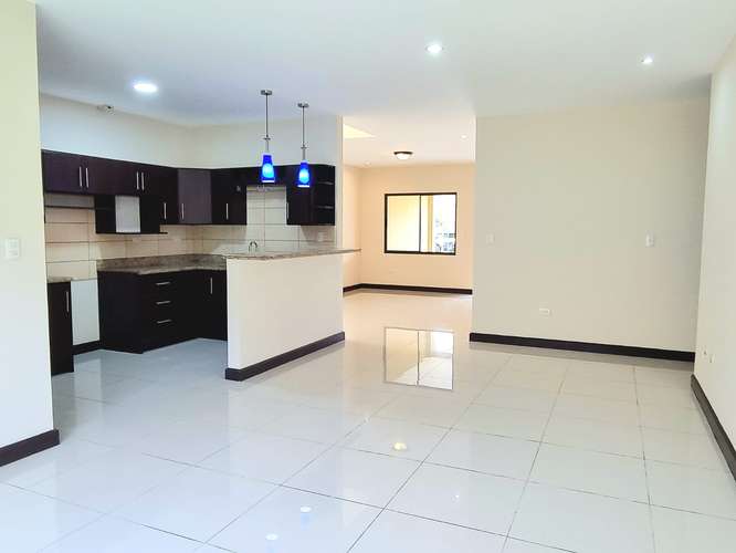 Hermosa casa de una planta, 3 dormitorios, 4 parqueos, 200m2 en Condominio Floresta.