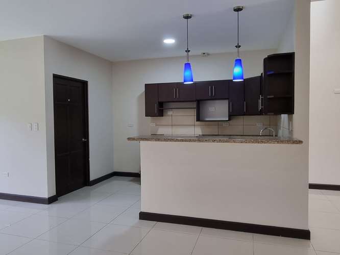Hermosa casa de una planta, 3 dormitorios, 4 parqueos, 200m2 en Condominio Floresta.