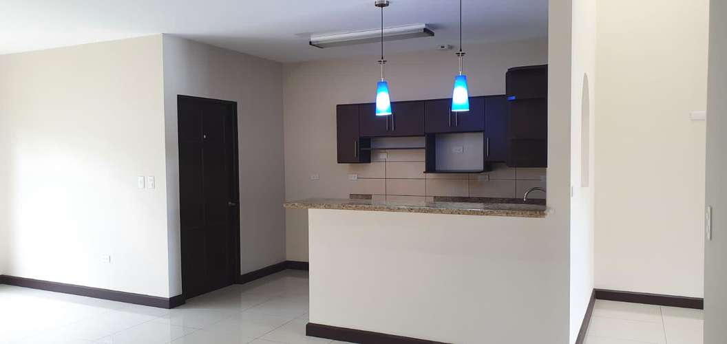 Hermosa casa de una planta, 3 dormitorios, 4 parqueos, 200m2 en Condominio Floresta.