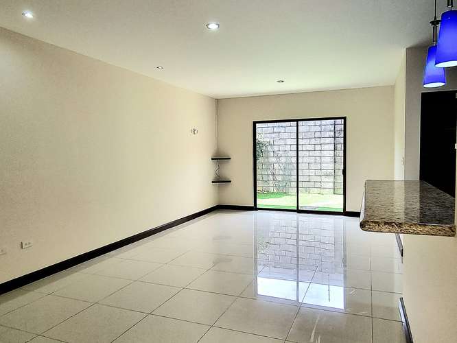 Hermosa casa de una planta, 3 dormitorios, 4 parqueos, 200m2 en Condominio Floresta.