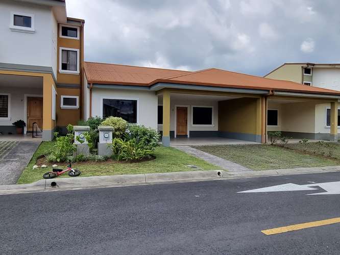 Hermosa casa de una planta, 3 dormitorios, 4 parqueos, 200m2 en Condominio Floresta.