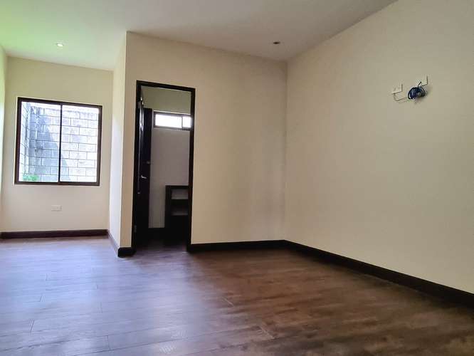 Hermosa casa de una planta, 3 dormitorios, 4 parqueos, 200m2 en Condominio Floresta.